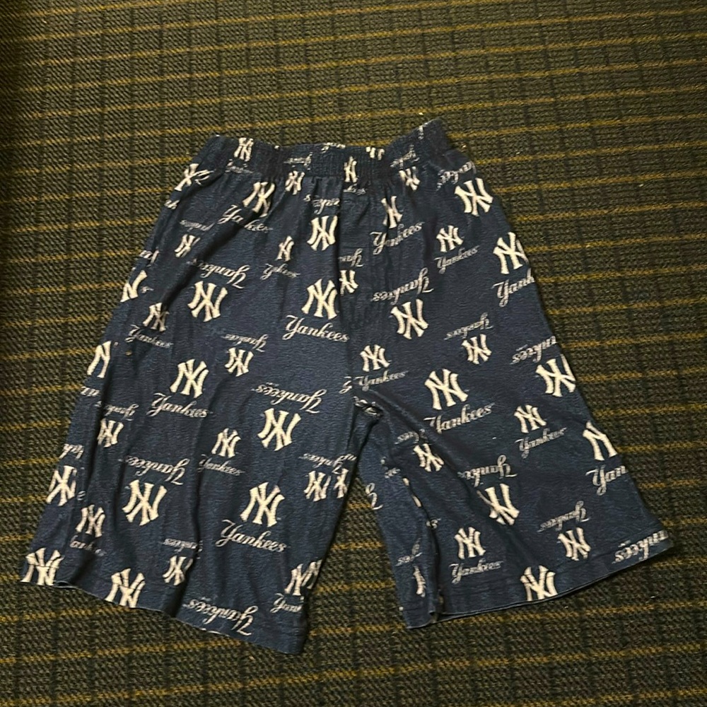 MLB Genuine Merchandise, Boys M (10/12) Yankee lounge shorts